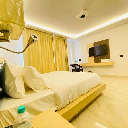 גרייטר נוידה Hotel Holiday Grand מראה חיצוני תמונה