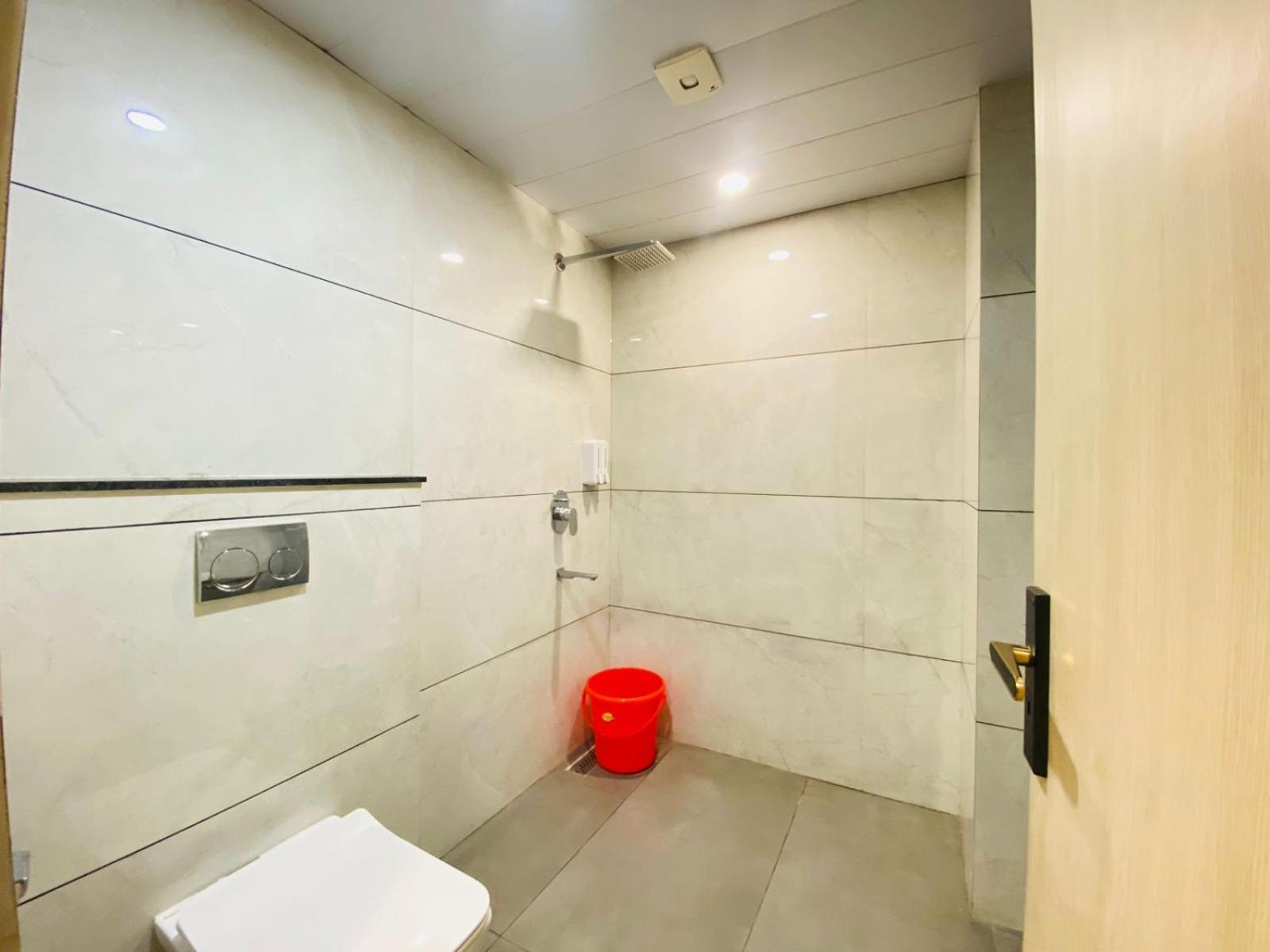 גרייטר נוידה Hotel Holiday Grand מראה חיצוני תמונה