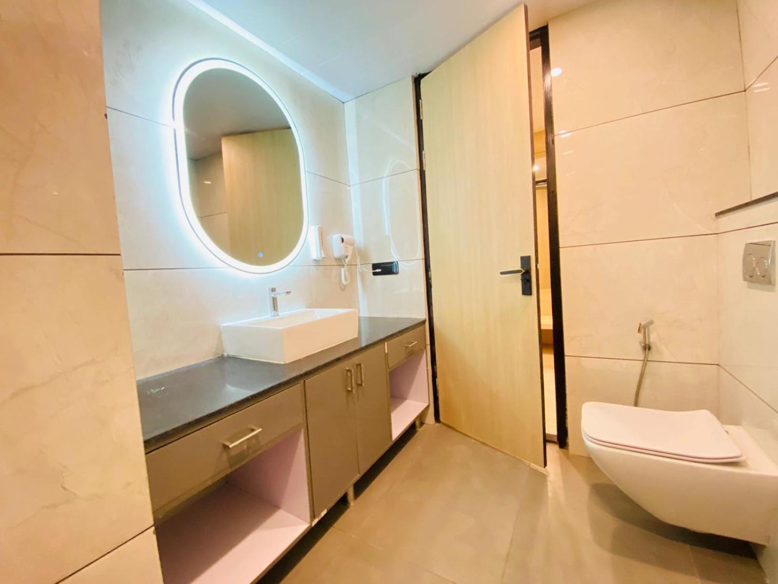 גרייטר נוידה Hotel Holiday Grand מראה חיצוני תמונה