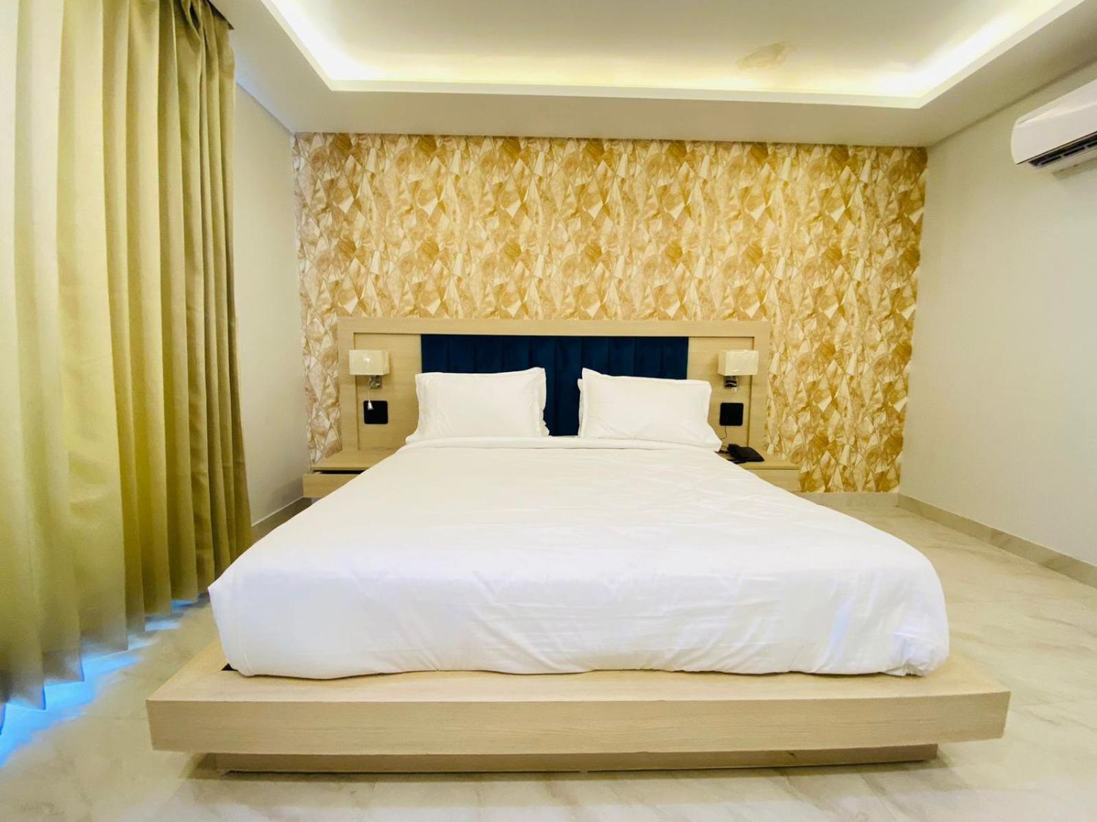 גרייטר נוידה Hotel Holiday Grand מראה חיצוני תמונה