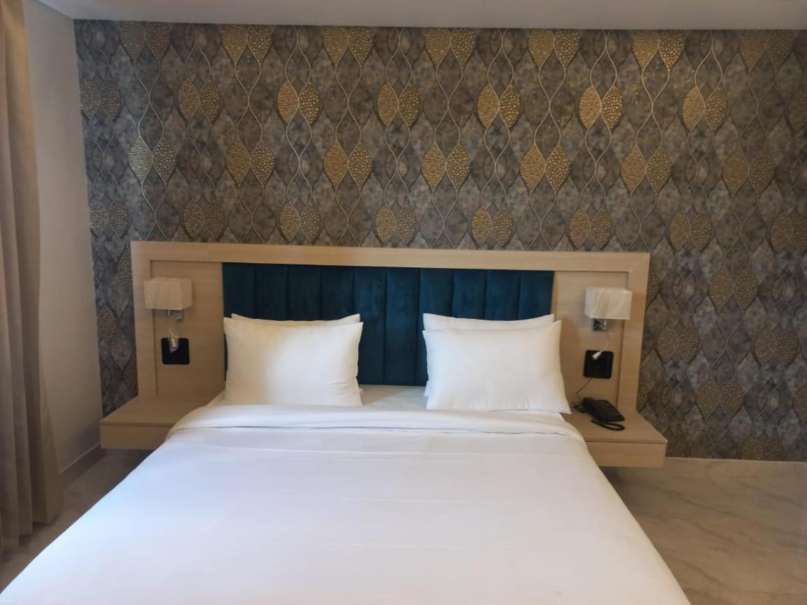 גרייטר נוידה Hotel Holiday Grand מראה חיצוני תמונה